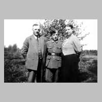 079-0088 Helmut Birkholz auf Heimaturlaub im Garten mit seiner Mutter und seinem Stiefvater Fritz Stadie.jpg